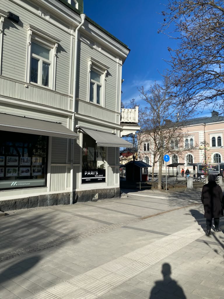 Paris Salongs skyltfönster på Storgatan i Hudiksvall