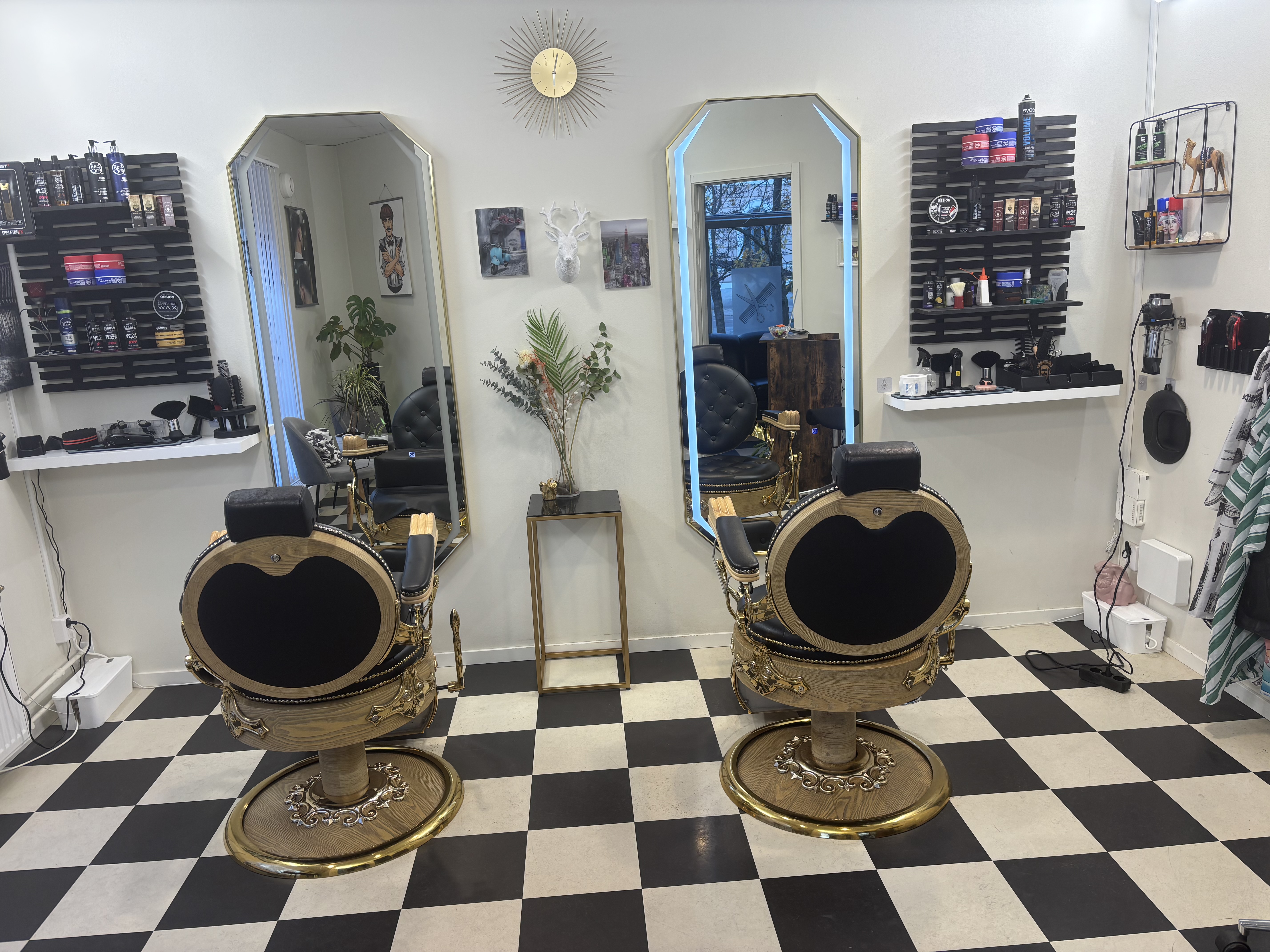Interiören på Paris Salon med två barberarstolar framför speglarna